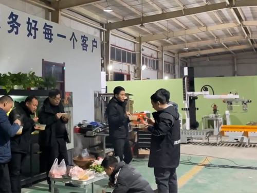 兄弟們?cè)诠ぷ鞴ぷ髦喑詡€(gè)火鍋，大家辛苦了。