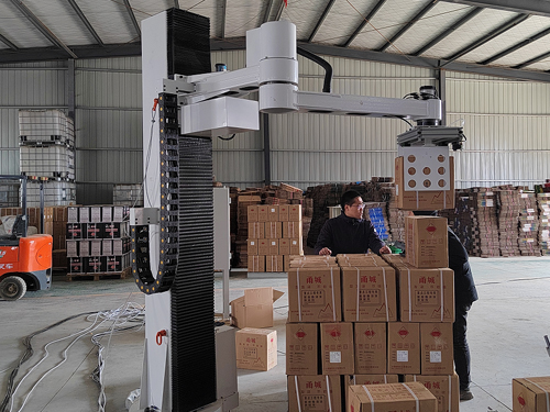 立柱碼垛機(jī)調(diào)試師傅現(xiàn)場(chǎng)工作中，針對(duì)現(xiàn)場(chǎng)一些突發(fā)問(wèn)題，及時(shí)溝通解決