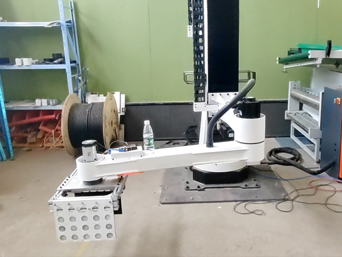 立柱碼垛機(jī)調(diào)試師傅現(xiàn)場(chǎng)工作中，針對(duì)現(xiàn)場(chǎng)一些突發(fā)問(wèn)題，及時(shí)溝通解決