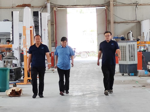 客戶(hù)千里迢迢來(lái)公司考察